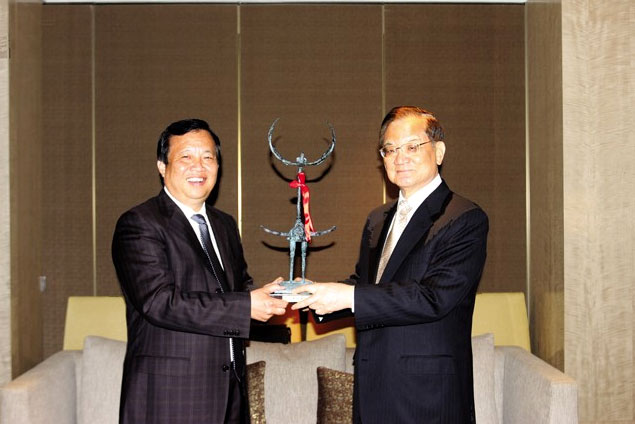 原隨州書記贈送鹿鶴給連戰(zhàn)